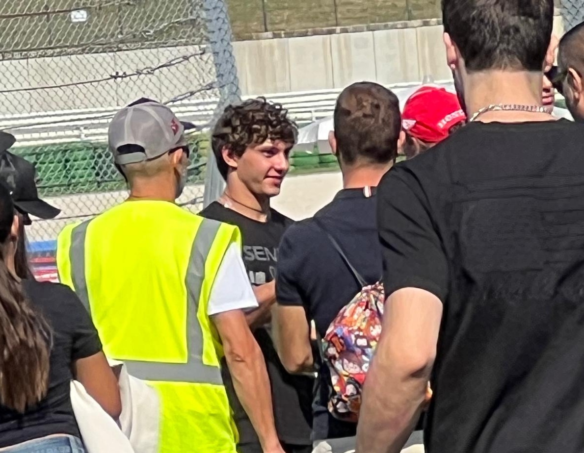 Kimi Antonelli a sorpresa a Misano: incontro con i fan nel paddock