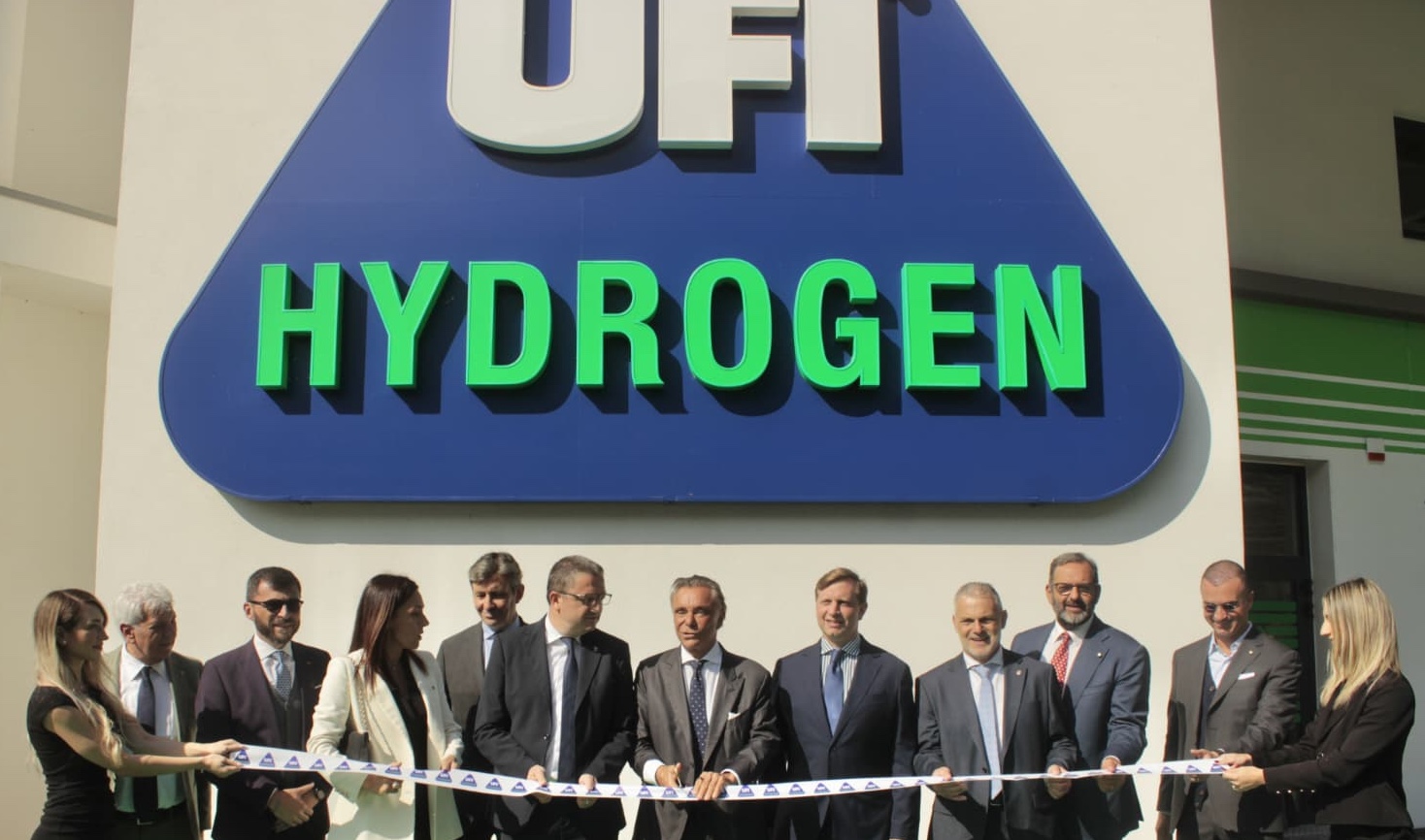 Rappresentanti istituzionali e aziendali inaugurano il polo UFI Hydrogen a Serravalle di Ala.