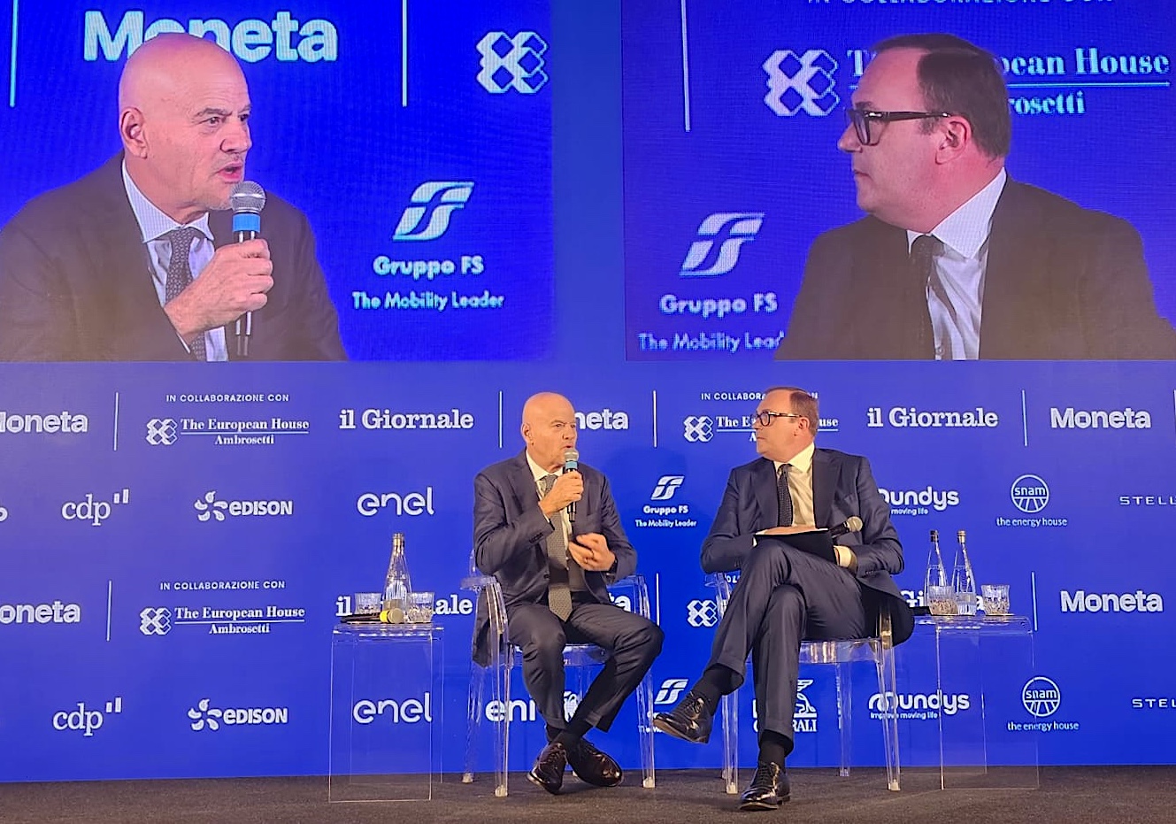 Claudio Descalzi e Tommaso Cerno sul palco del Forum Economico Moneta 2026.