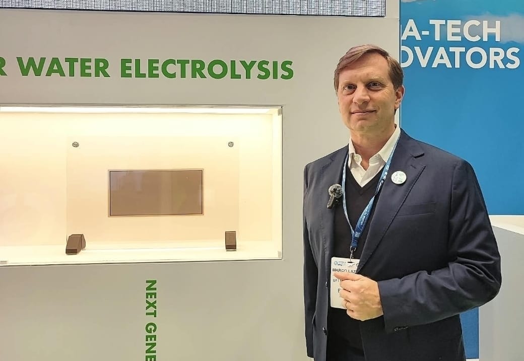 Marco Lazzaroni, CEO di UFI Hydrogen, presso lo stand dell’azienda.