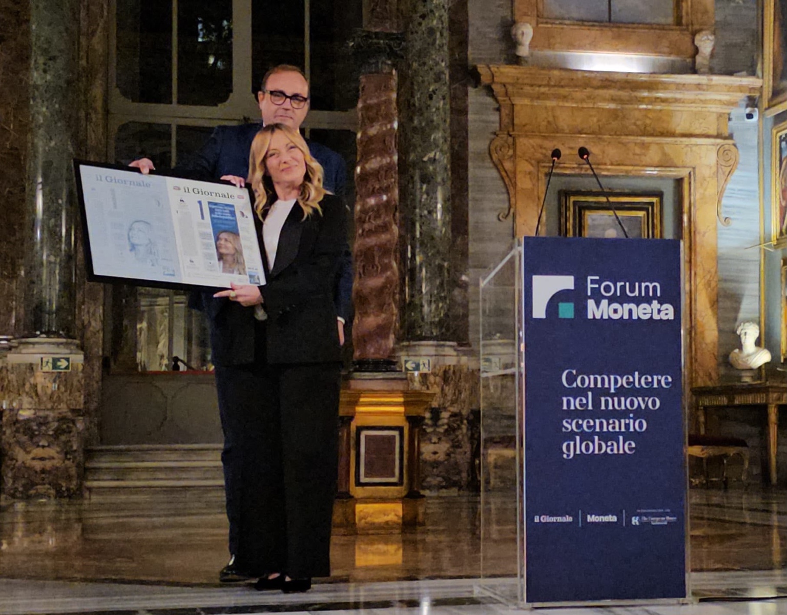 Giorgia Meloni al Forum Economico Moneta 2026, accanto a Tommaso Cerno a Palazzo Colonna a Roma.