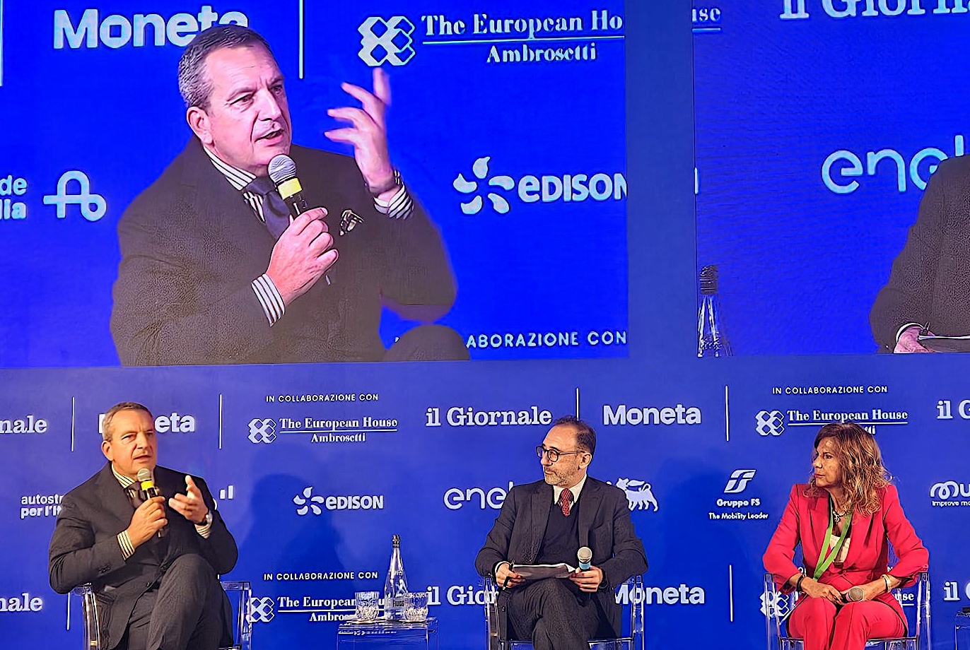 Agostino Scornajenchi interviene al Forum Economico Moneta 2026, sul palco con Fabrizio Massaro ed Emma Marcegaglia.