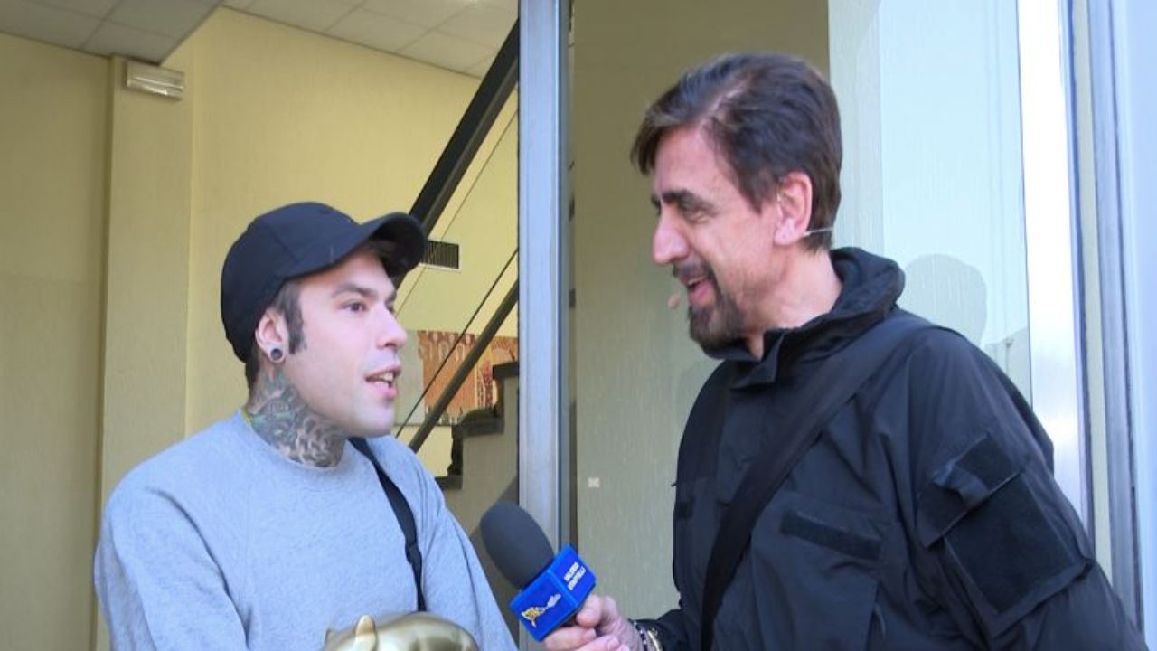Fedez tapiro d'oro da parte di striscia la notizia