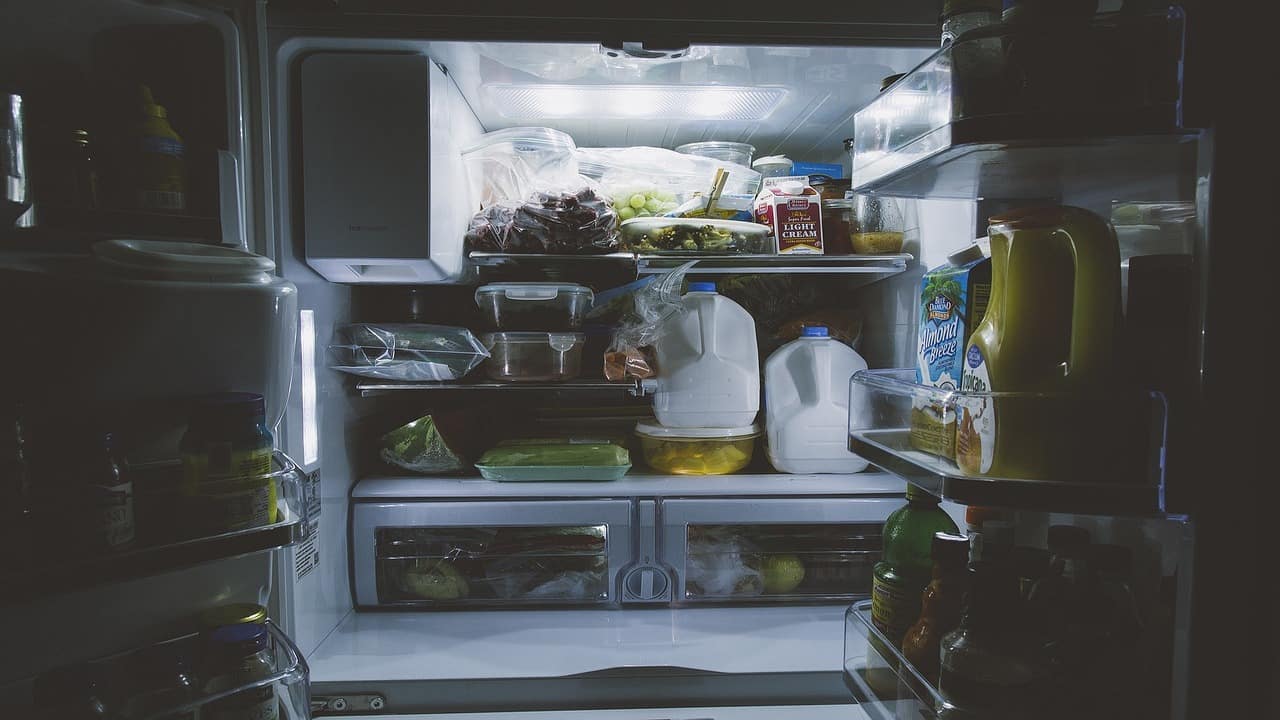 Metodi per sbrinare velocemente il freezer e il frigorifero