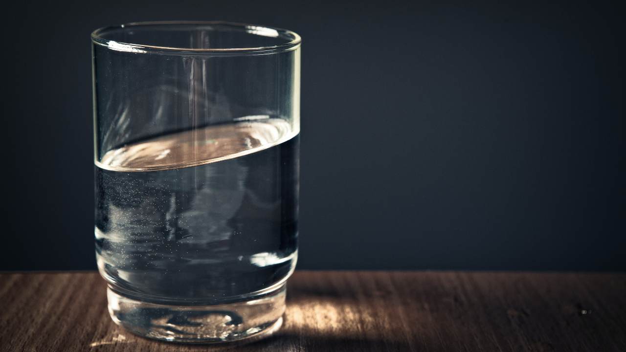 acqua comodino fa male