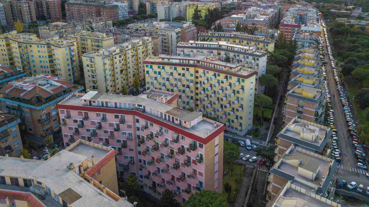 sordomuto cade finestra poliziiotto