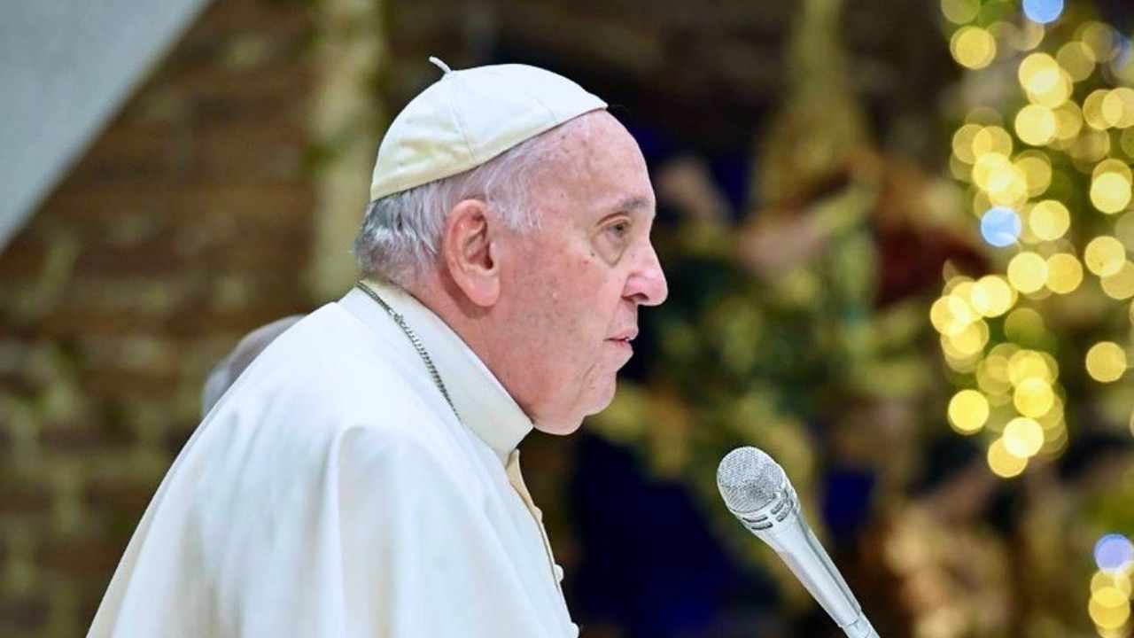 papa francesco prega benedetti xvi